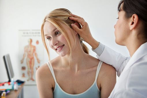 Frau beim Dermatologen / Woman at dermatologist